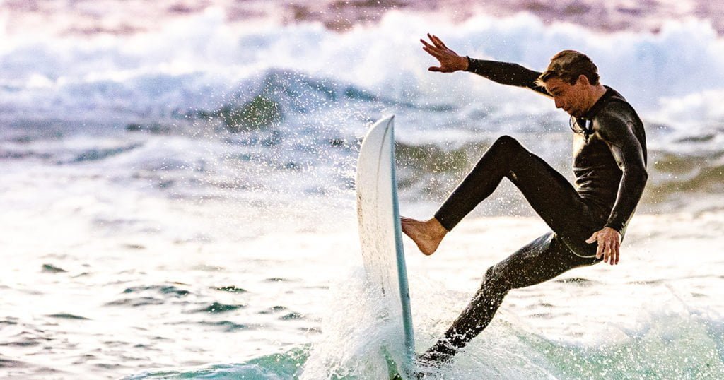6 cosas que hacer en Guayabitos Nayarit 2 Hombre practicando surf en la playa de Guayabitos