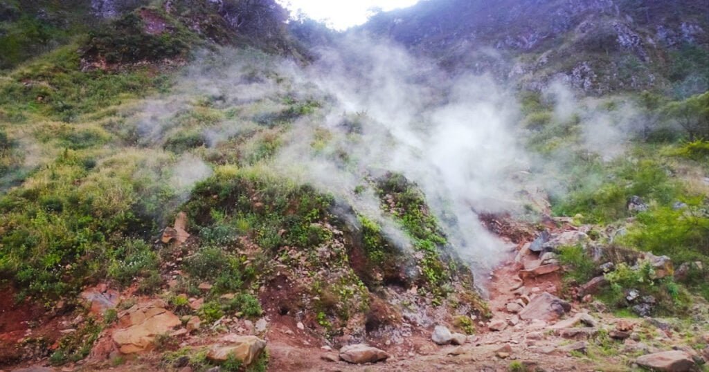 Volcán El Ceboruco: Uno de los más peligrosos de México 1 Fumarolas en el volcán de El Ceboruco