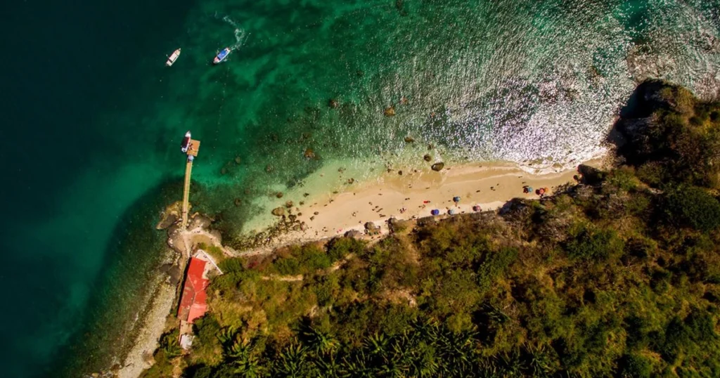 Vista cenital de la Isla Coral en Nayarit, arena blanca con un muelle