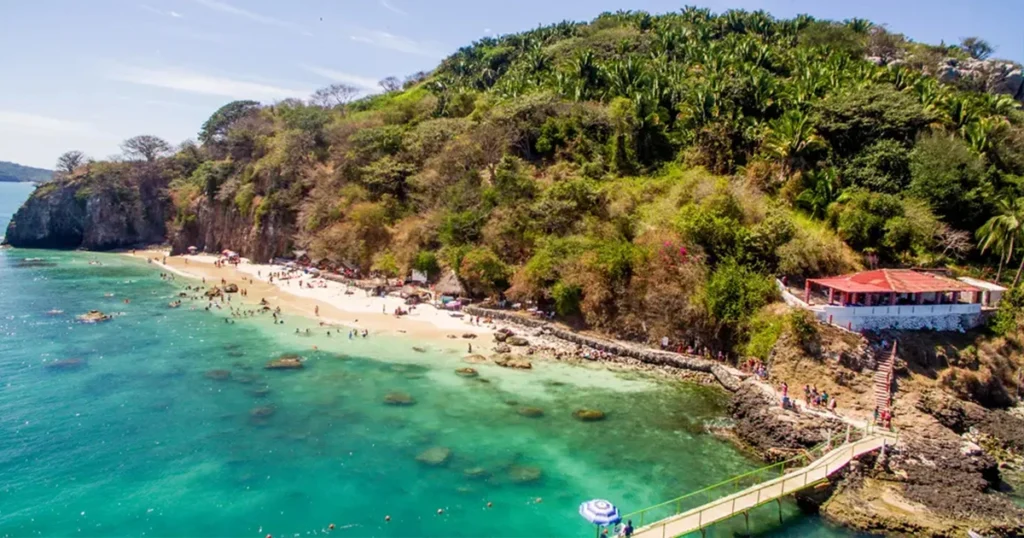 Vista panorámica de Las Aguas Cristalinas de Isla Coral