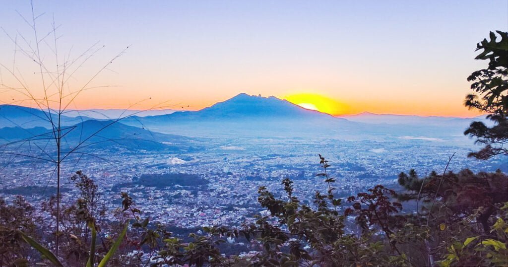 Vista panorámica al atardecer del Cerro de San Juan en Tepic, Nayarit