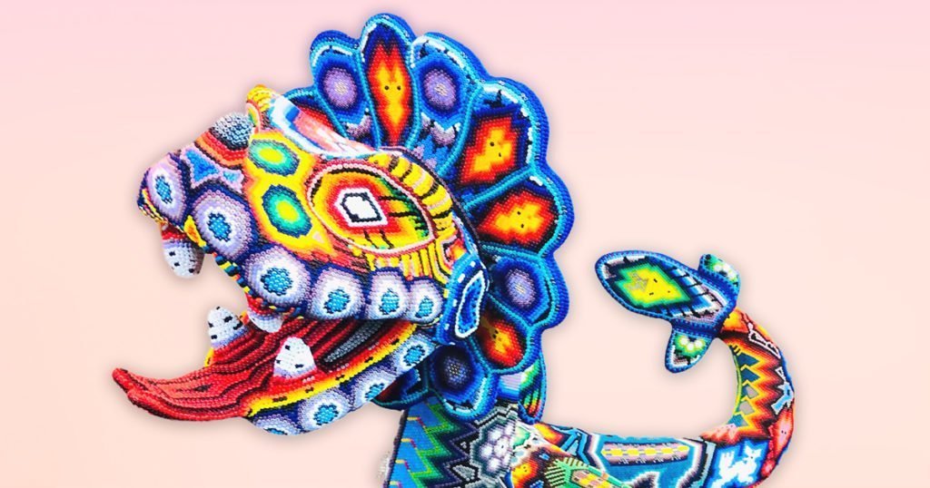 Serpiente Huichol hecha de chaquira